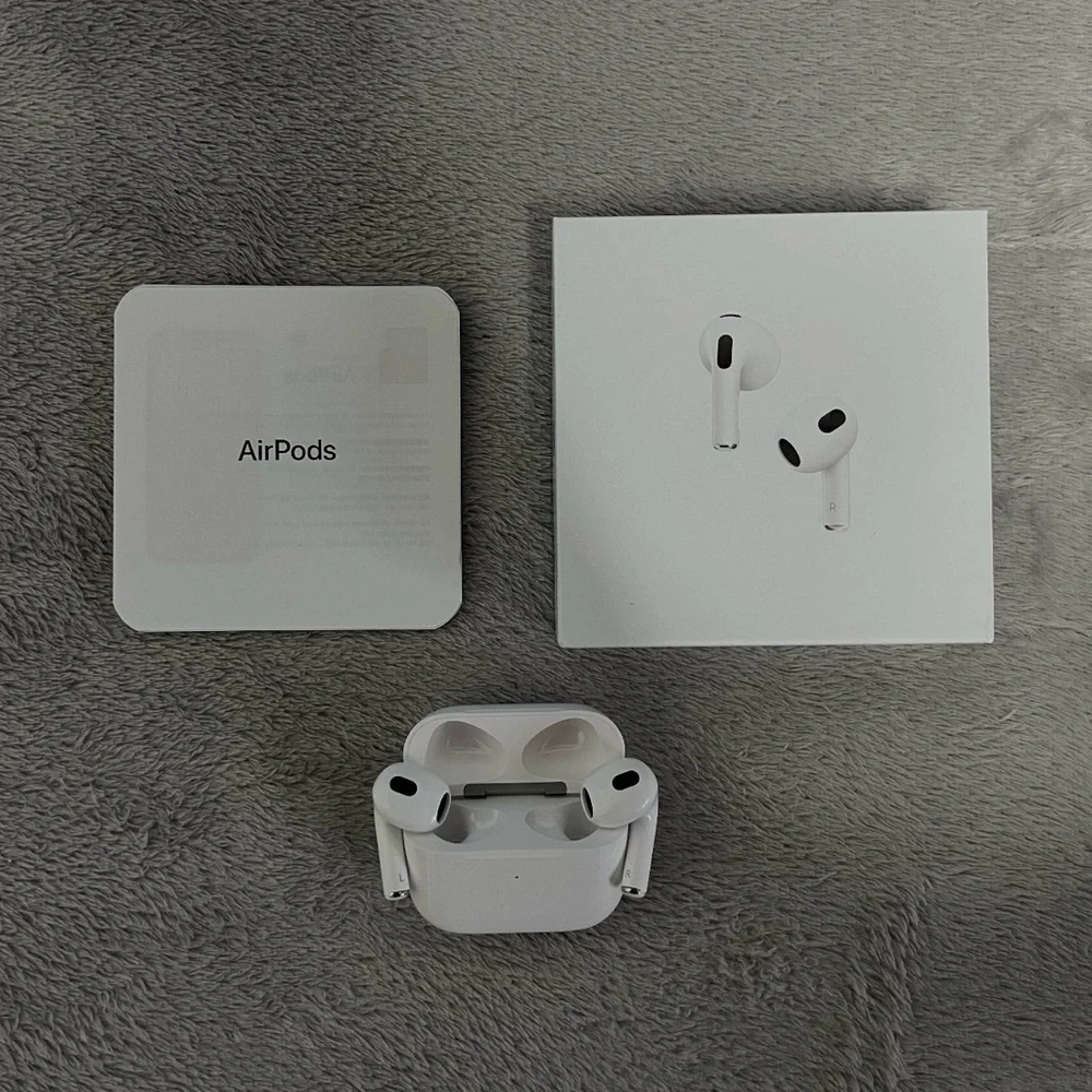 COPY - Apple AirPods with Wireless Charging Case - White